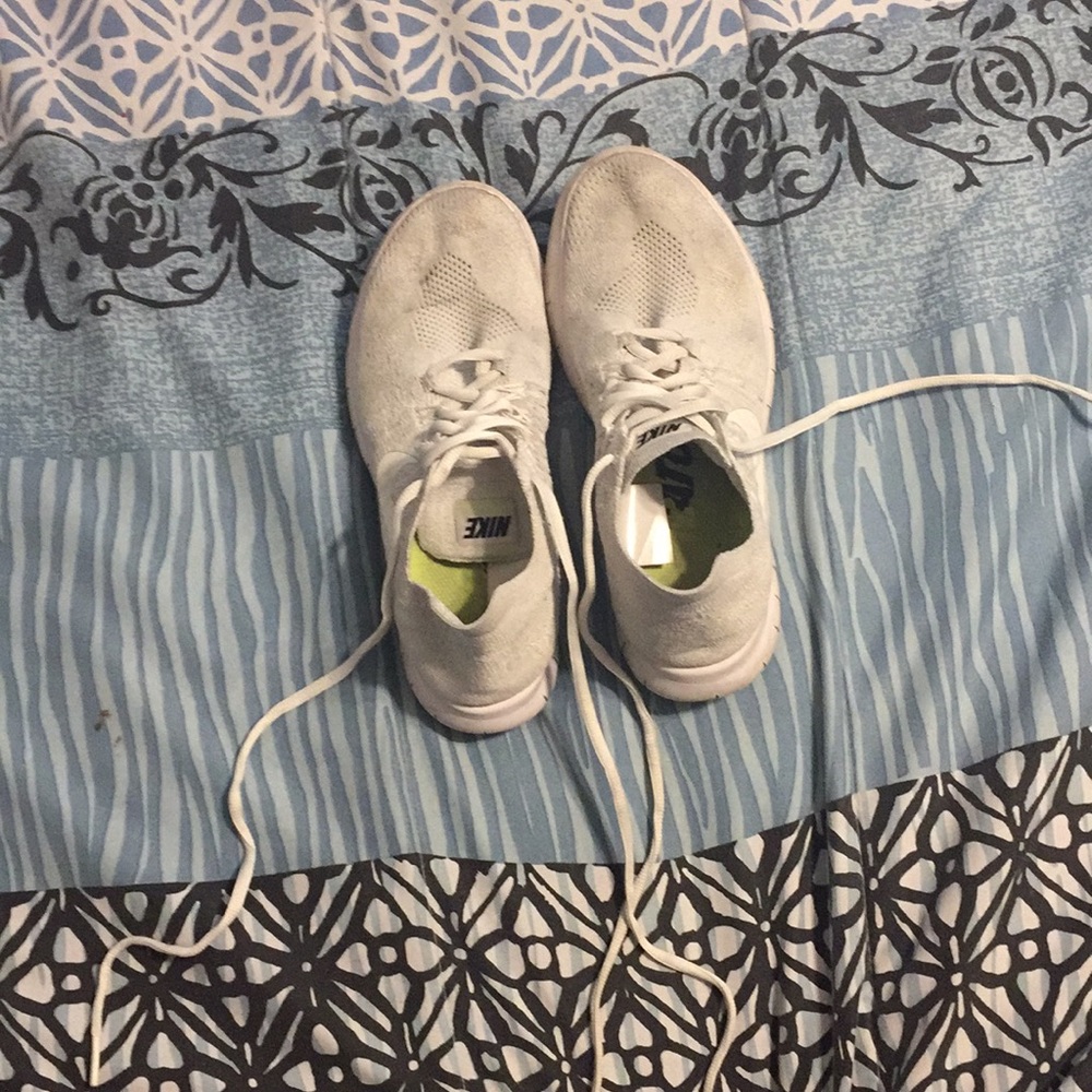 Tennis shoes